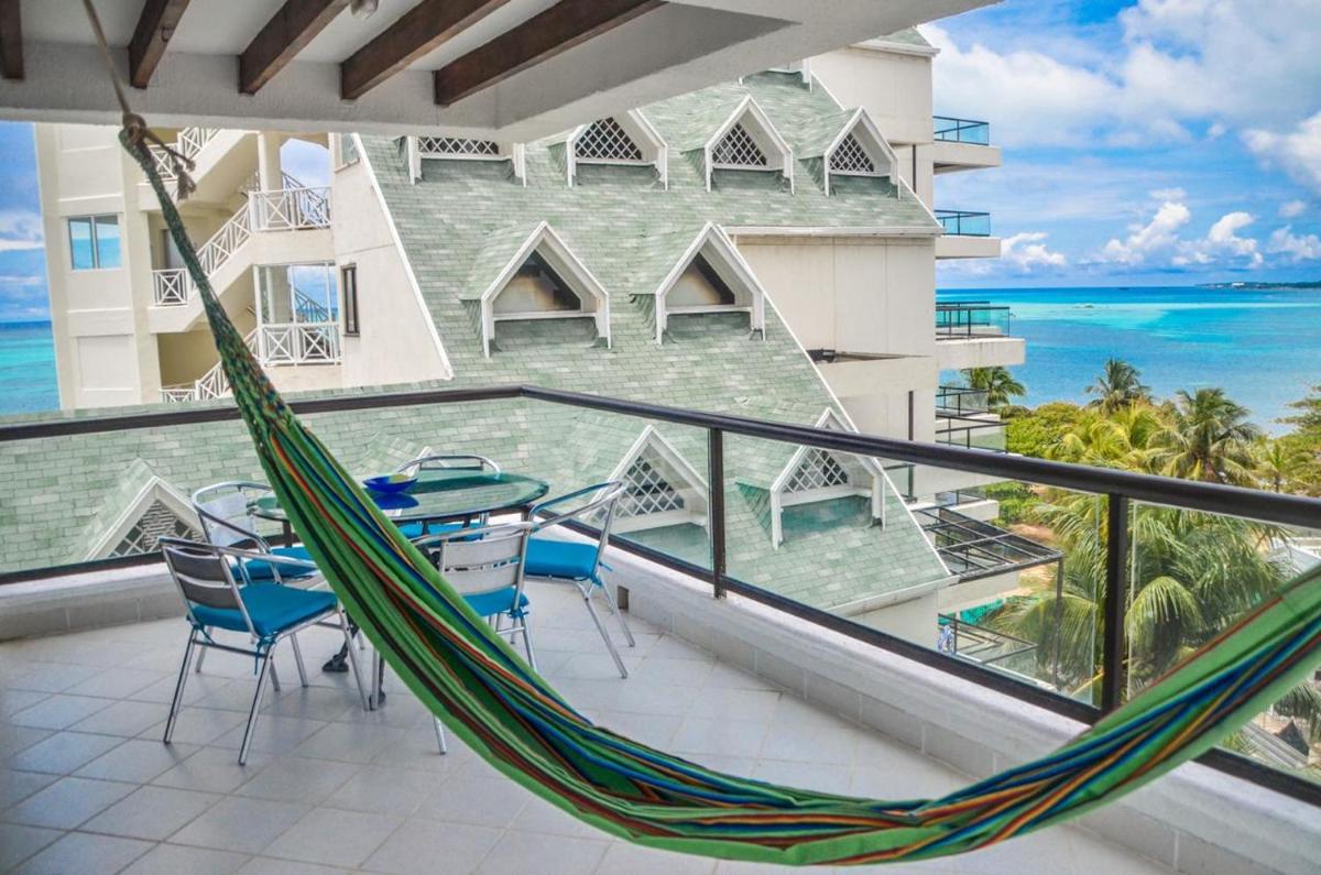Acogedor con balcón y vista al mar