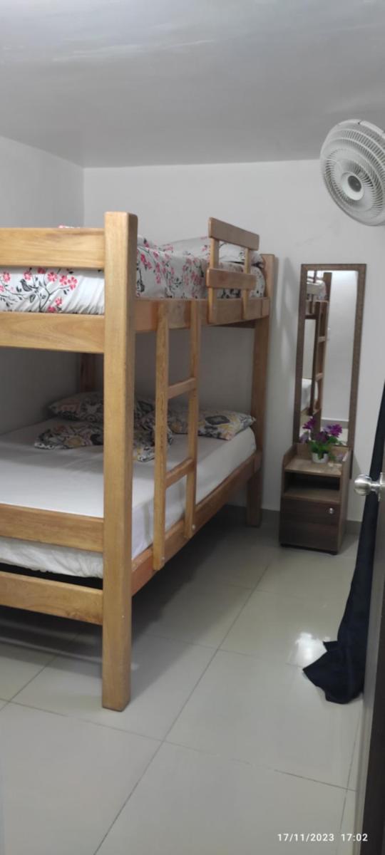 23 COMODO APARTAMENTO CON BALCON EN LAURELES ESTADiO 2 HAB 2 BAÑOs