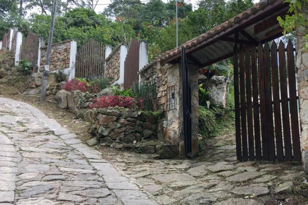 Cabaña y cascadas de agua, reconecta tus sentidos