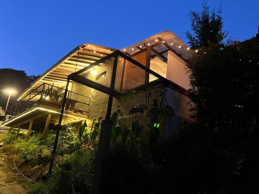 Cálida cabaña aeropuerto mde jacuzzi malla vista al bosque y wifi