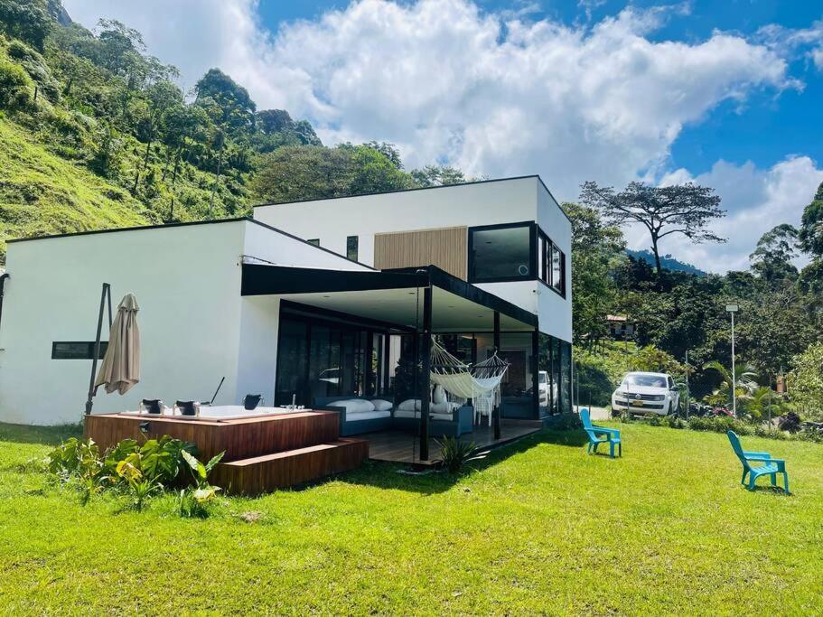 Casa Blanca Cabaña de lujo rodeada de naturaleza