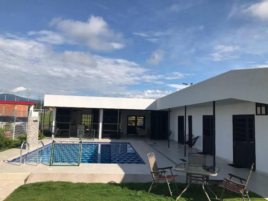 Casa Campestre Ibague con piscina - capacidad 15 personas
