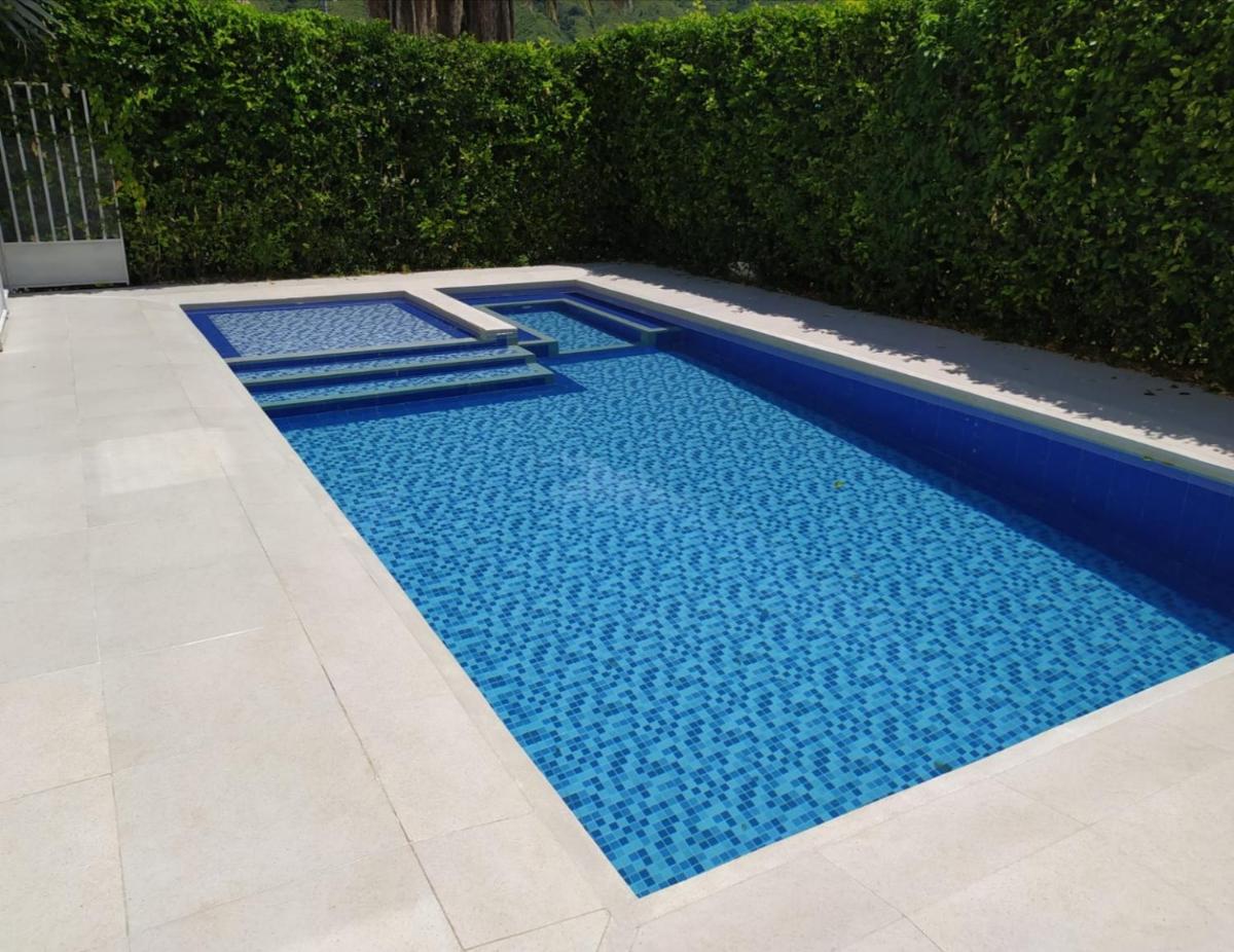 PRECIOSA CASA con Piscina, Jacuzzi y BBQ en Girardot