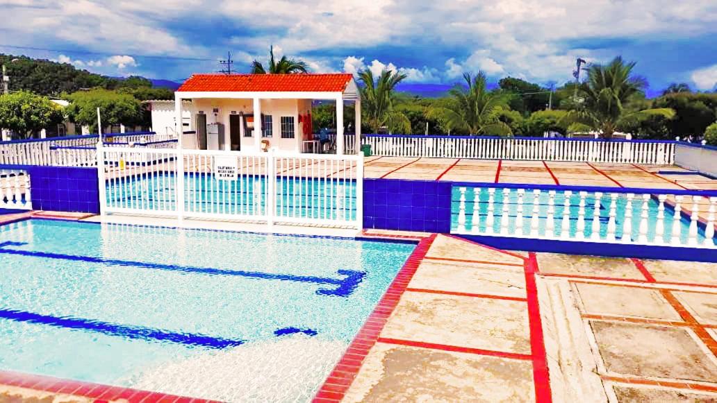 Casa Descanso Girardot con piscina en condominio
