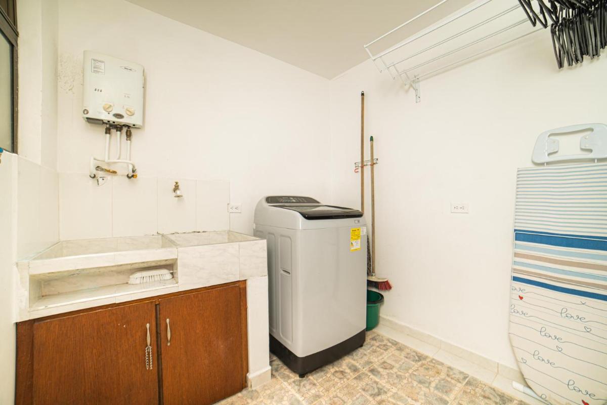 Descubre Medellín Habitación Privada y Cómoda D