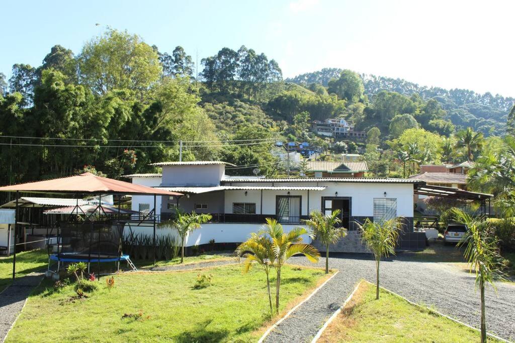 Villa Natalia Finca, 30 personas, jacuzzi 10 minutos de termales