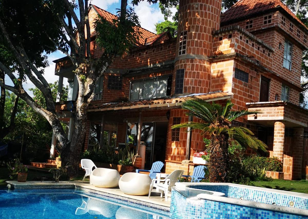Finca con forma de castillo y piscina en Sopetrán