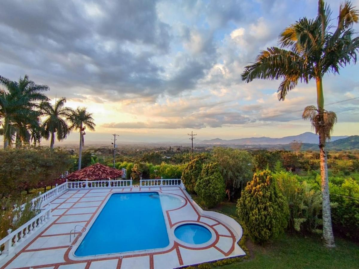 Finca con hermosa vista, billar pool, piscina, atardeceres