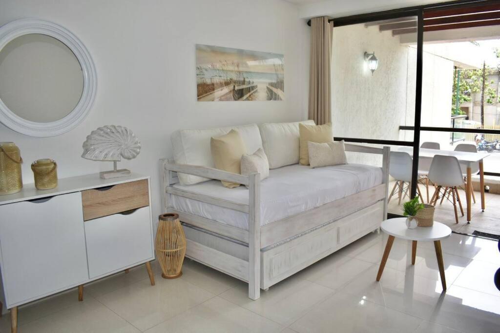GL luxury apartment 203 Bay Point