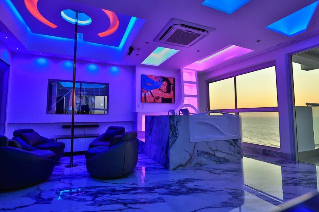 Guest Friendly Cartagena 2BR Jacuzzi stripper pole