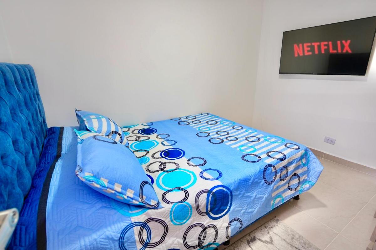 Habitación con baño privado y piscina
