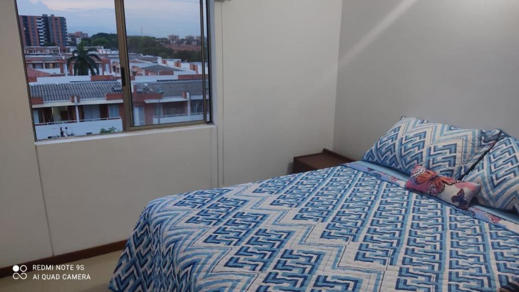 Habitación con excelente ubicación sur y servicio de parqueadero