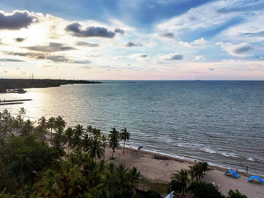 Hermoso apartamento con piscina frente al mar
