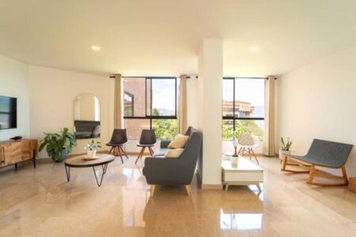 ¡Hermoso y amplio apartamento en Poblado Medellin
