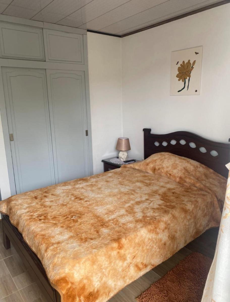 Habitación independiente baño privado Montenegro