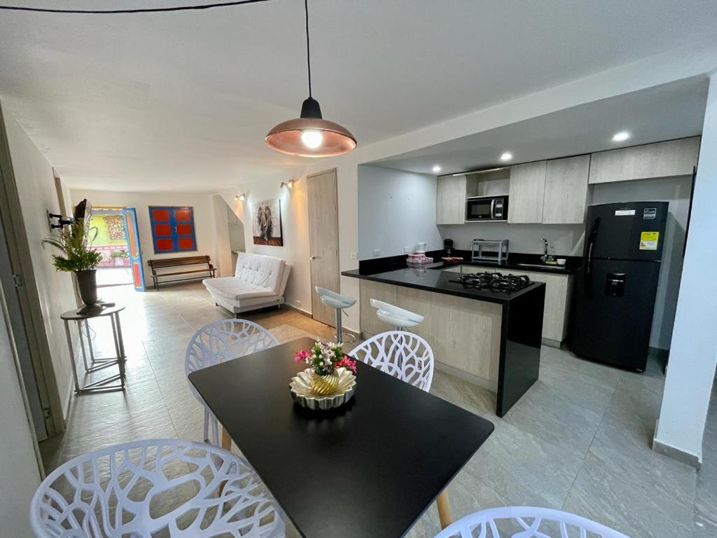 Apartamento Moderno, Ubicacion Perfecta, a media calle del Malecon y Embalse