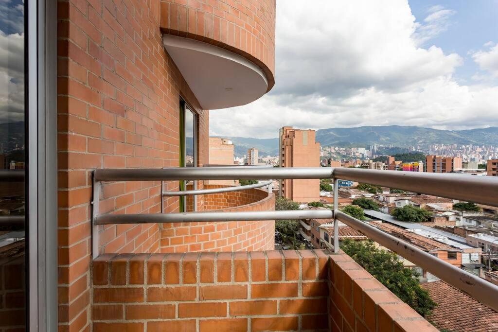 Large 3 bedroom Condo near Poblado w Free Parking
