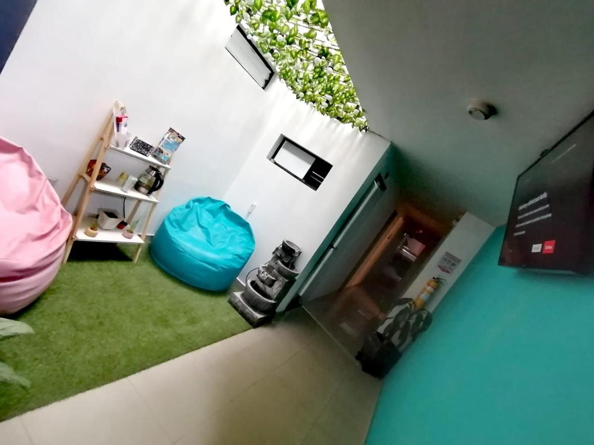 Kromatic Hostel