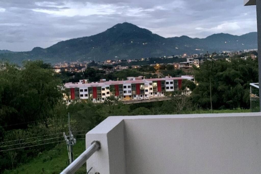Lujoso apartamento con espectaculares vistas en Pereira con parqueadero piscina y cerca a restaurantes aeropuerto y expofuturo