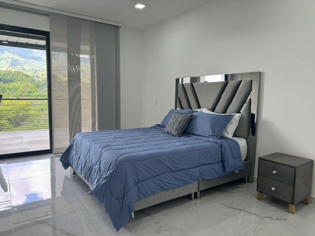 MODERNA CASA LUXURY CAMPESTRE EN PEREIRA.