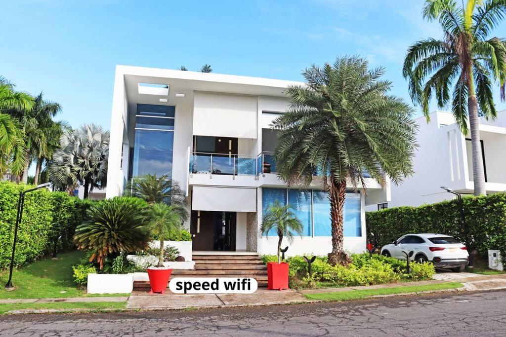Moderna casaquinta en lujoso condominio