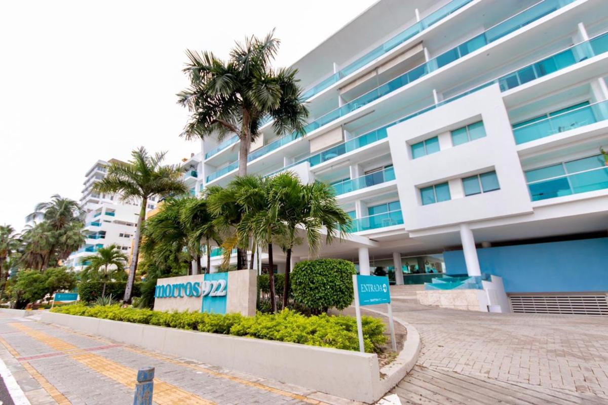 Edificio frente al mar con playas tranquilas