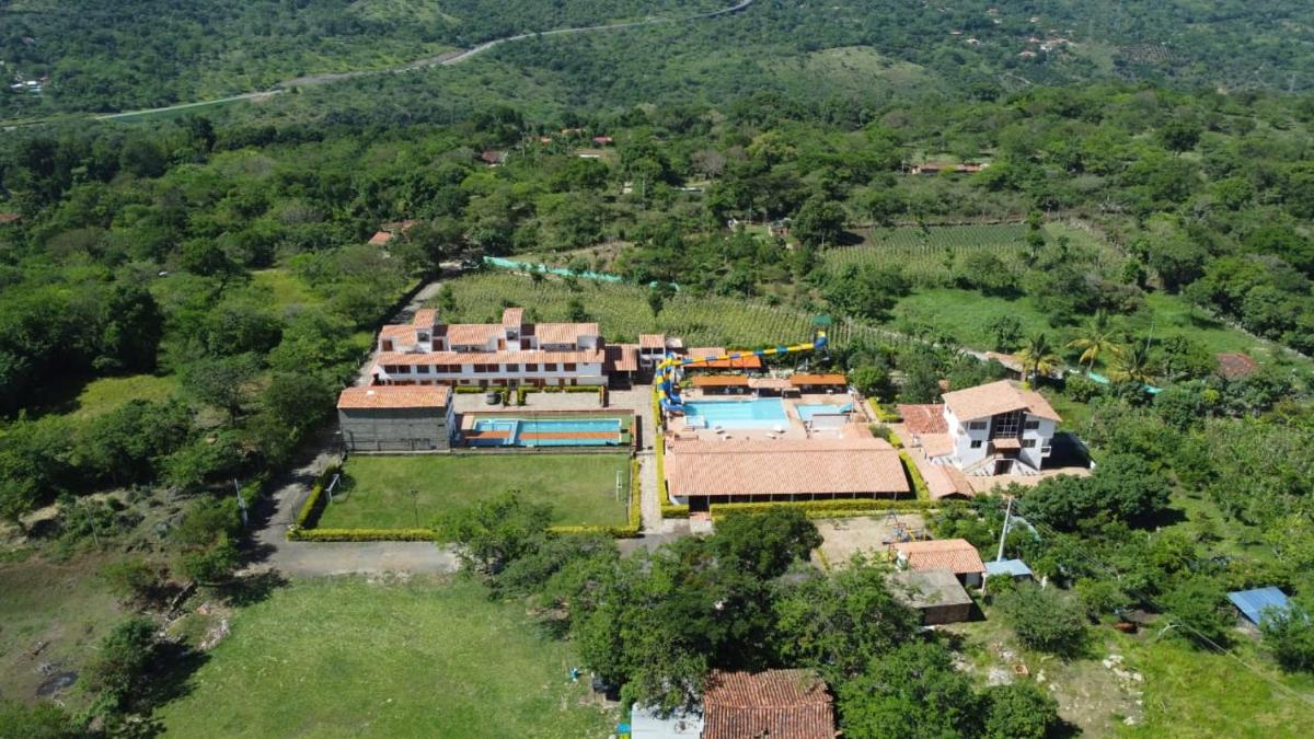 Hotel Resort Campestre Puerta Del Sol - San Gil